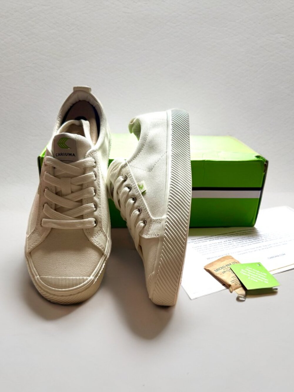 Cariuma OCA Low Off-White Canvas Sneaker Shoe Women 8.5 / Men 7